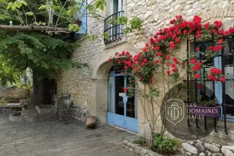 Vue extérieure de l'hôtel Mas de Valaurie à Valaurie en Auvergne-Rhône-Alpes