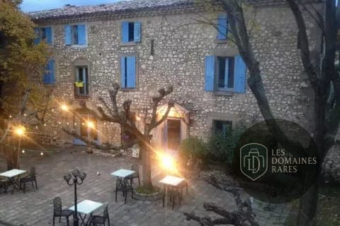 Vue extérieure de l'hôtel Mas de Valaurie à Valaurie en Auvergne-Rhône-Alpes