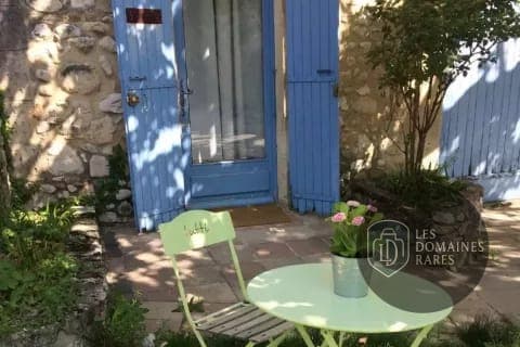 Vue extérieure de l'hôtel Mas de Valaurie à Valaurie en Auvergne-Rhône-Alpes