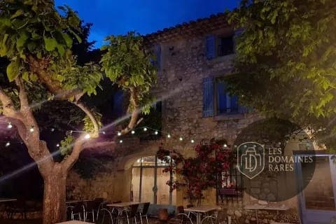Vue extérieure de l'hôtel Mas de Valaurie à Valaurie en Auvergne-Rhône-Alpes