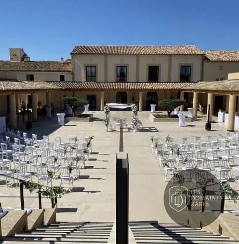 Vue extérieure du domaine Mas de la Barben à Nîmes en Occitanie