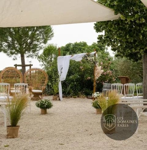 Vue extérieure du domaine Mas de la Barben à Nîmes en Occitanie