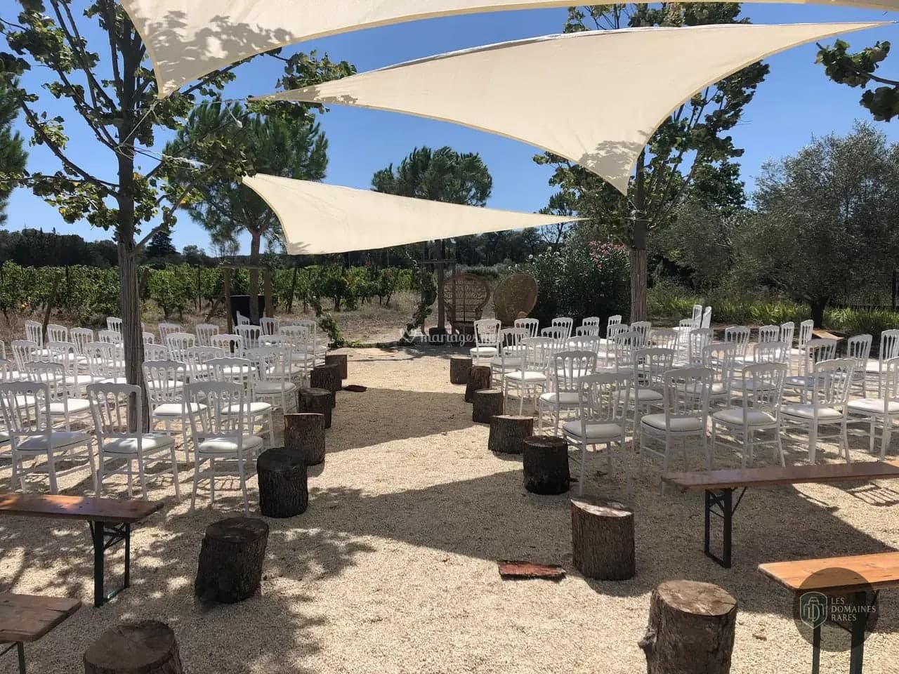 Vue extérieure du domaine Mas de la Barben à Nîmes en Occitanie