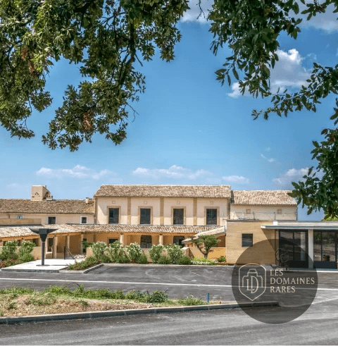 Vue extérieure du domaine Mas de la Barben à Nîmes en Occitanie