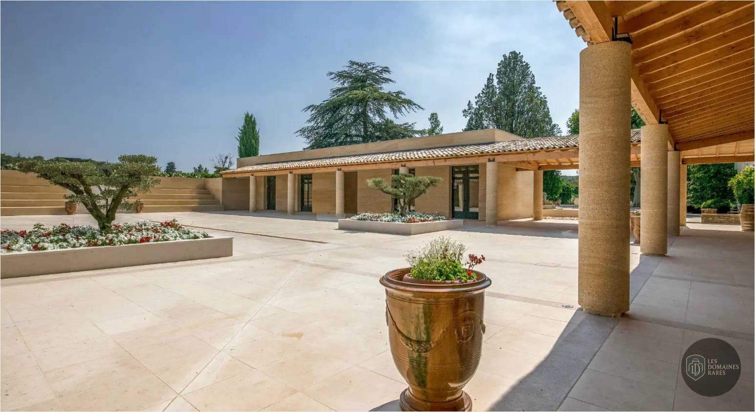 Vue extérieure du domaine Mas de la Barben à Nîmes en Occitanie
