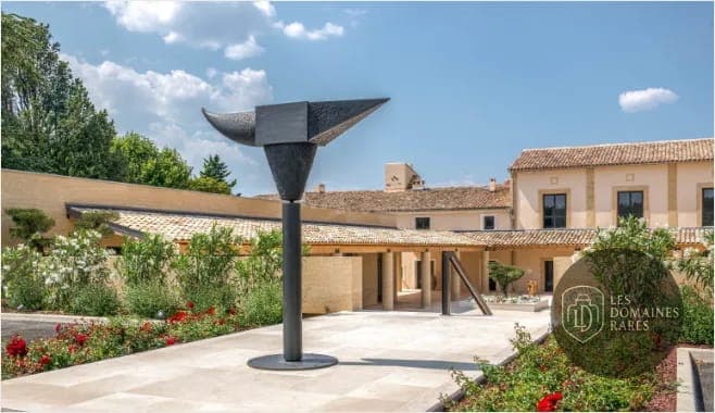 Vue extérieure du domaine Mas de la Barben à Nîmes en Occitanie