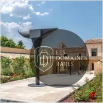 Vue extérieure du domaine Mas de la Barben à Nîmes en Occitanie