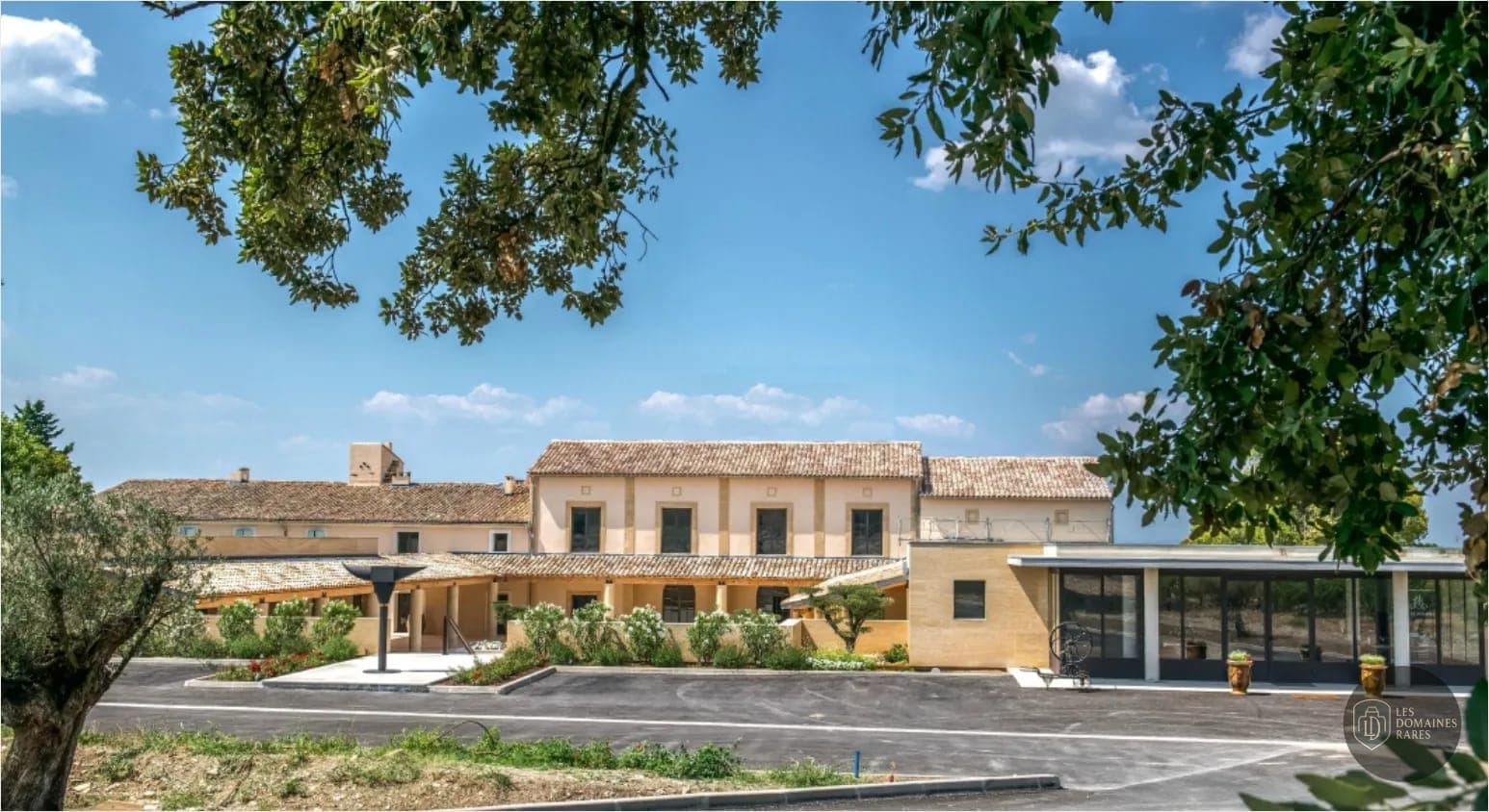 Vue extérieure du domaine Mas de la Barben à Nîmes en Occitanie