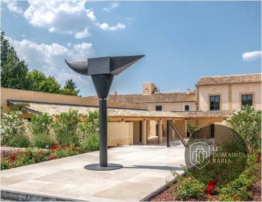 Vue extérieure du domaine Mas de la Barben à Nîmes en Occitanie