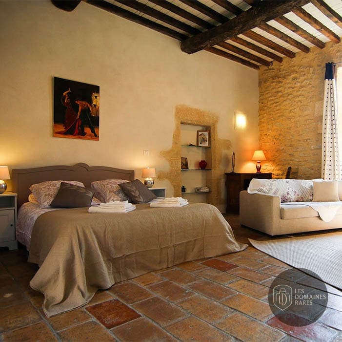 Chambre de la ferme Mas de la Rivoire à Villevieille en Occitanie - séminaire gard