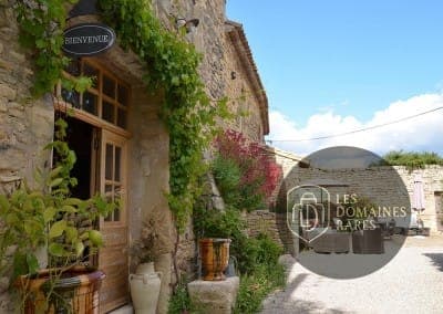 Vue extérieure de la ferme Mas de la Rivoire à Villevieille en Occitanie