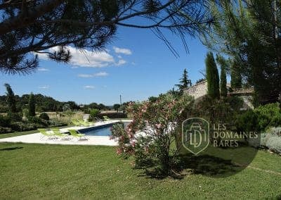 Vue extérieure de la ferme Mas de la Rivoire à Villevieille en Occitanie