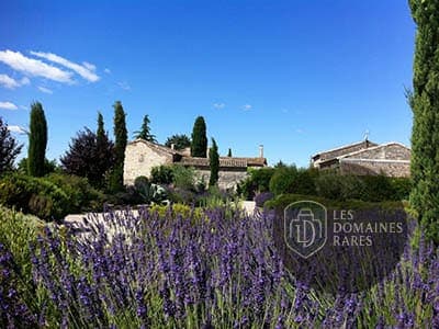 Vue extérieure de la ferme Mas de la Rivoire à Villevieille en Occitanie