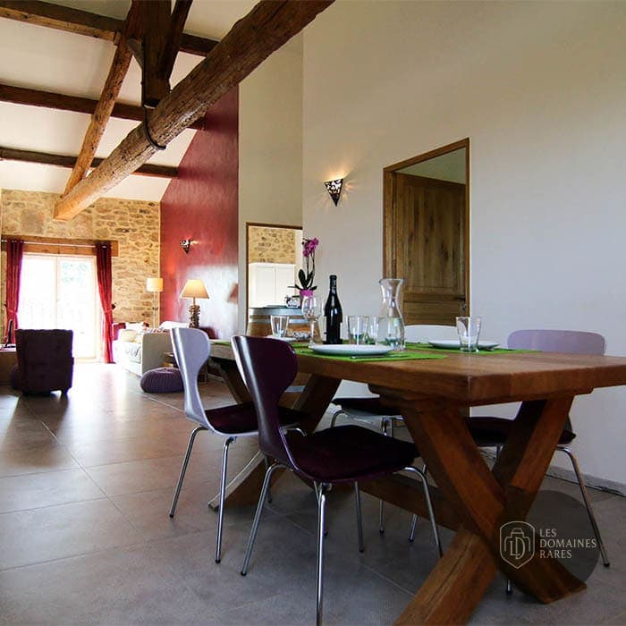 Espace intérieur de la ferme Mas de la Rivoire à Villevieille en Occitanie