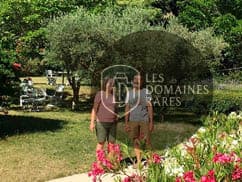 Couple dans le jardin
