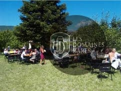 Déjeuner en groupe dans le jardin
