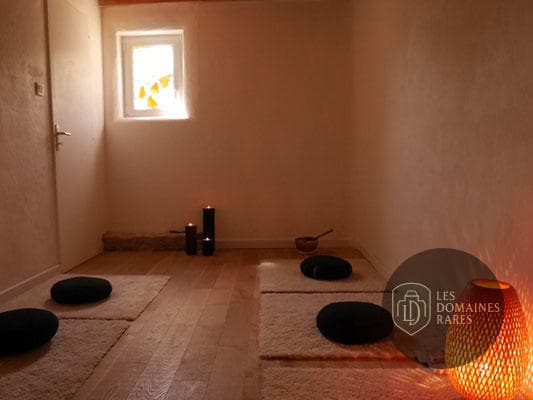 Salle de méditation avec coussins