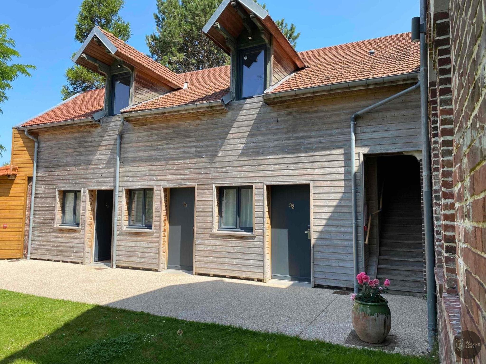 Vue extérieure de l'hôtel Mayrena Hôtel à Eu en Normandie