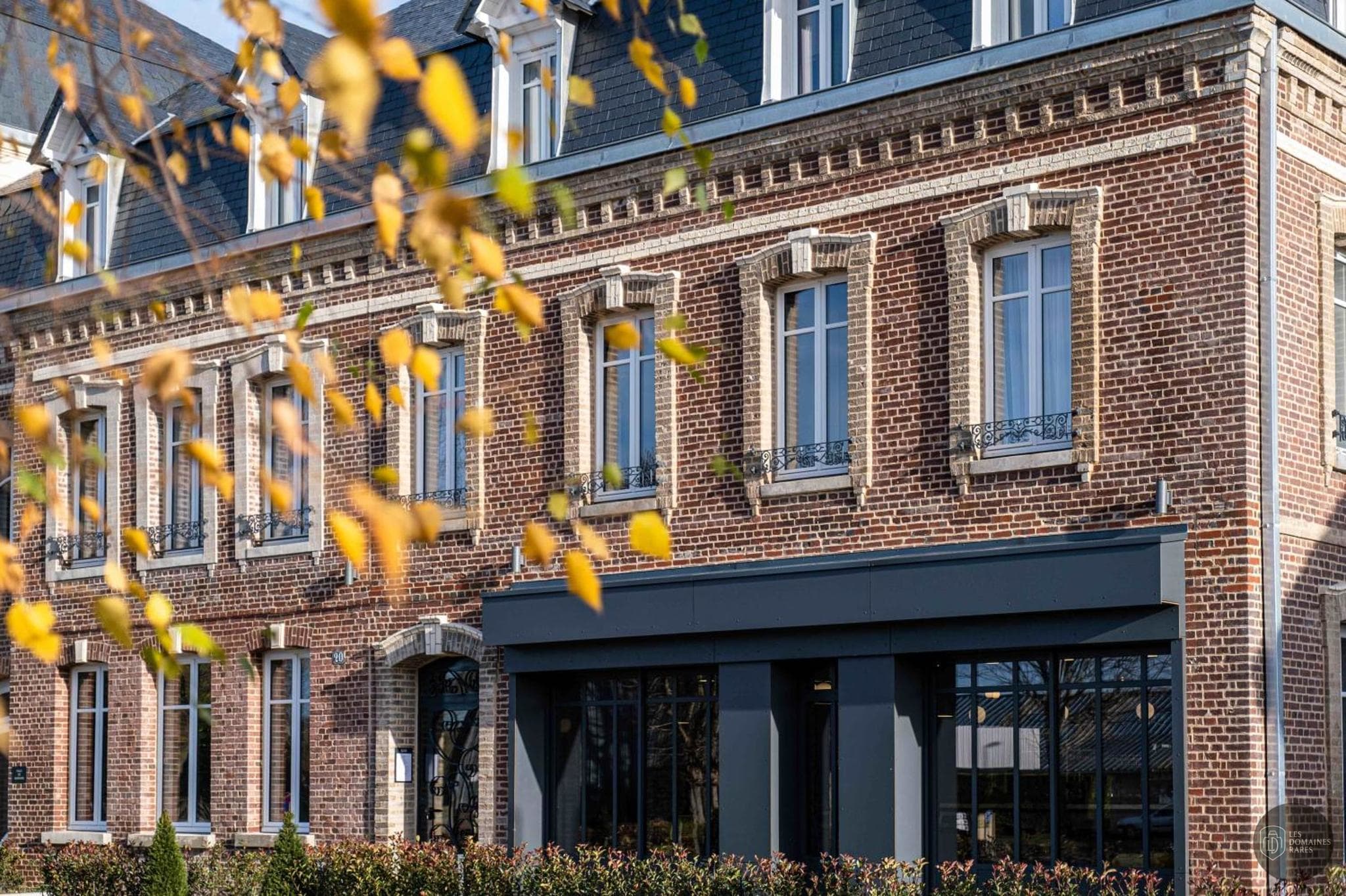 Vue extérieure de l'hôtel Mayrena Hôtel à Eu en Normandie