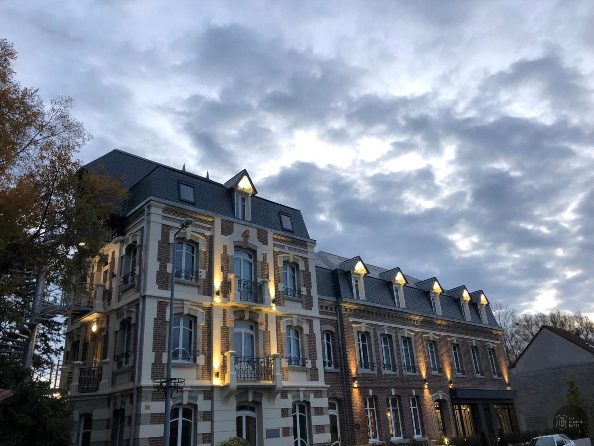 Vue extérieure de l'hôtel Mayrena Hôtel à Eu en Normandie
