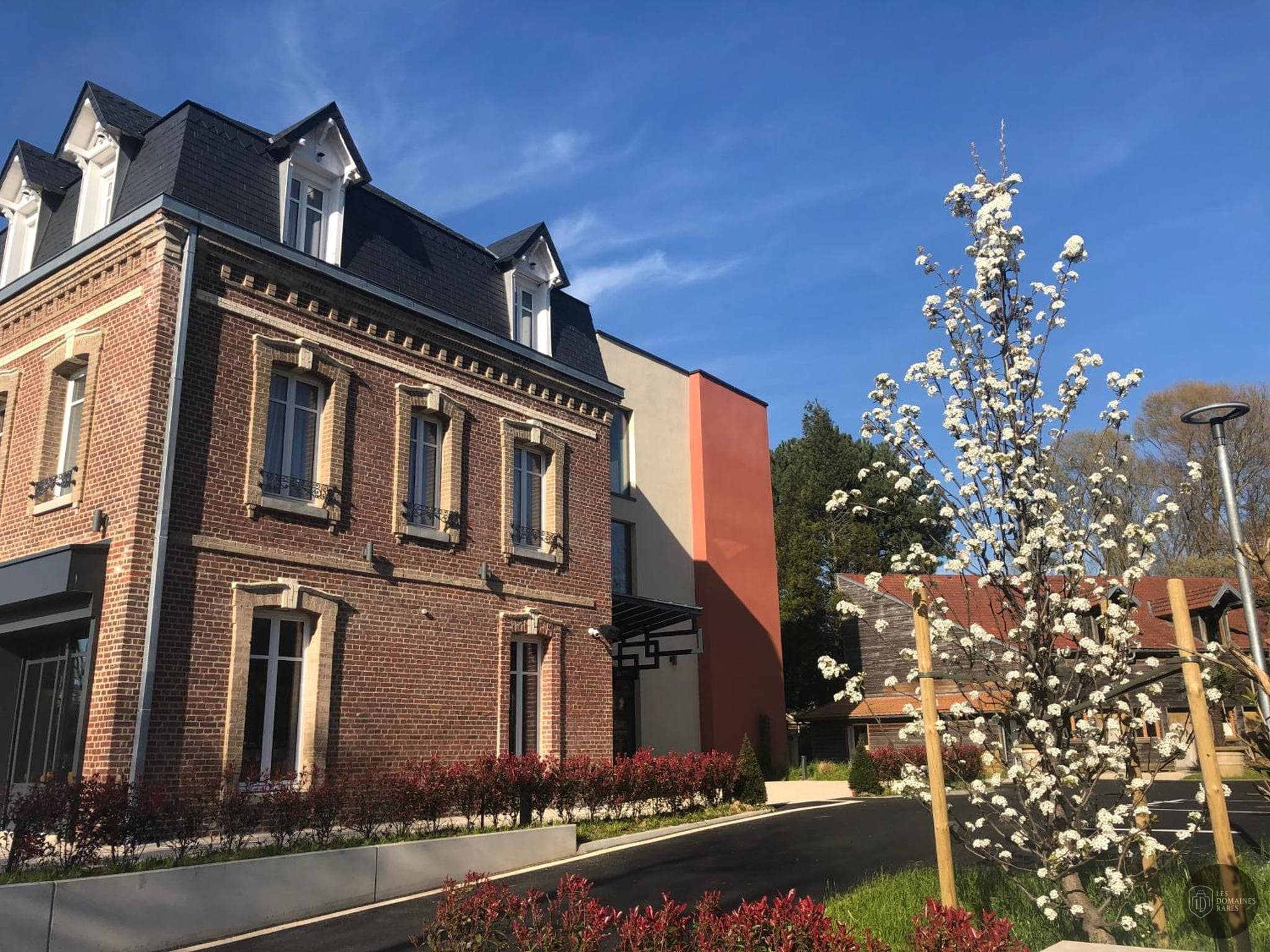 Vue extérieure de l'hôtel Mayrena Hôtel à Eu en Normandie
