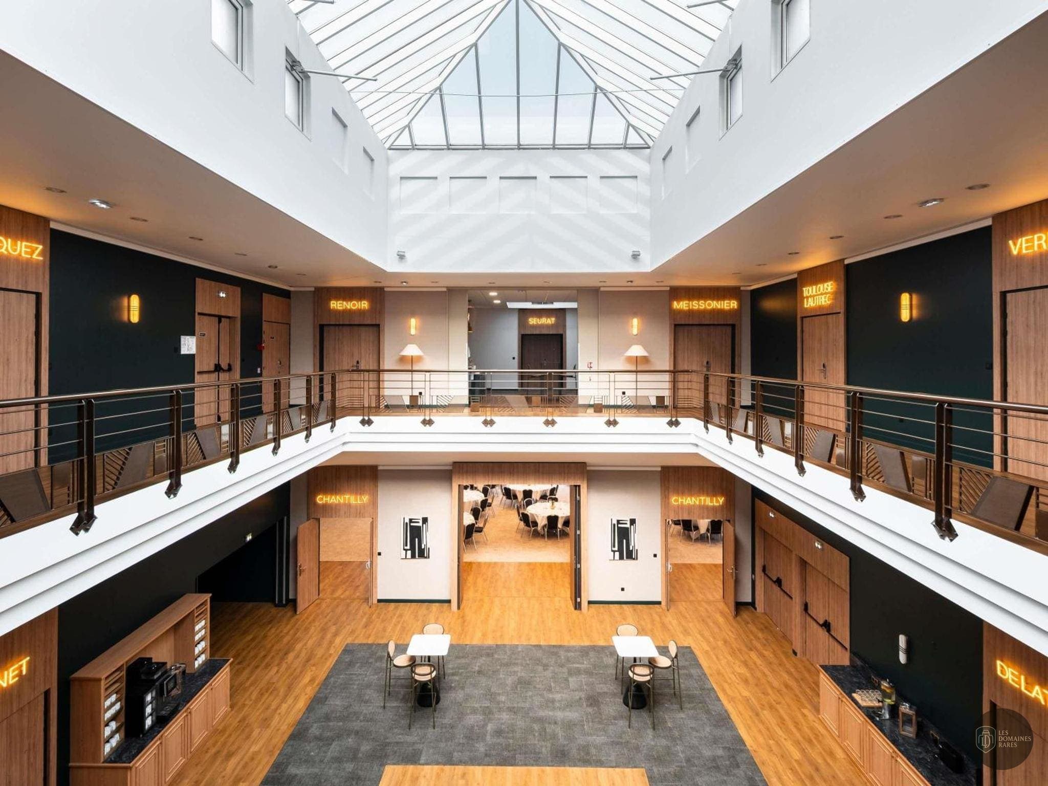 Espace intérieur de l'hôtel Mercure Chantilly en Hauts-de-France