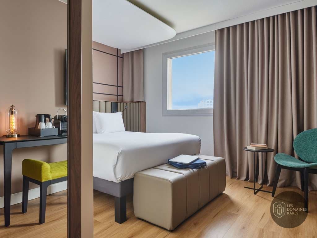 Chambre avec lit et bureau