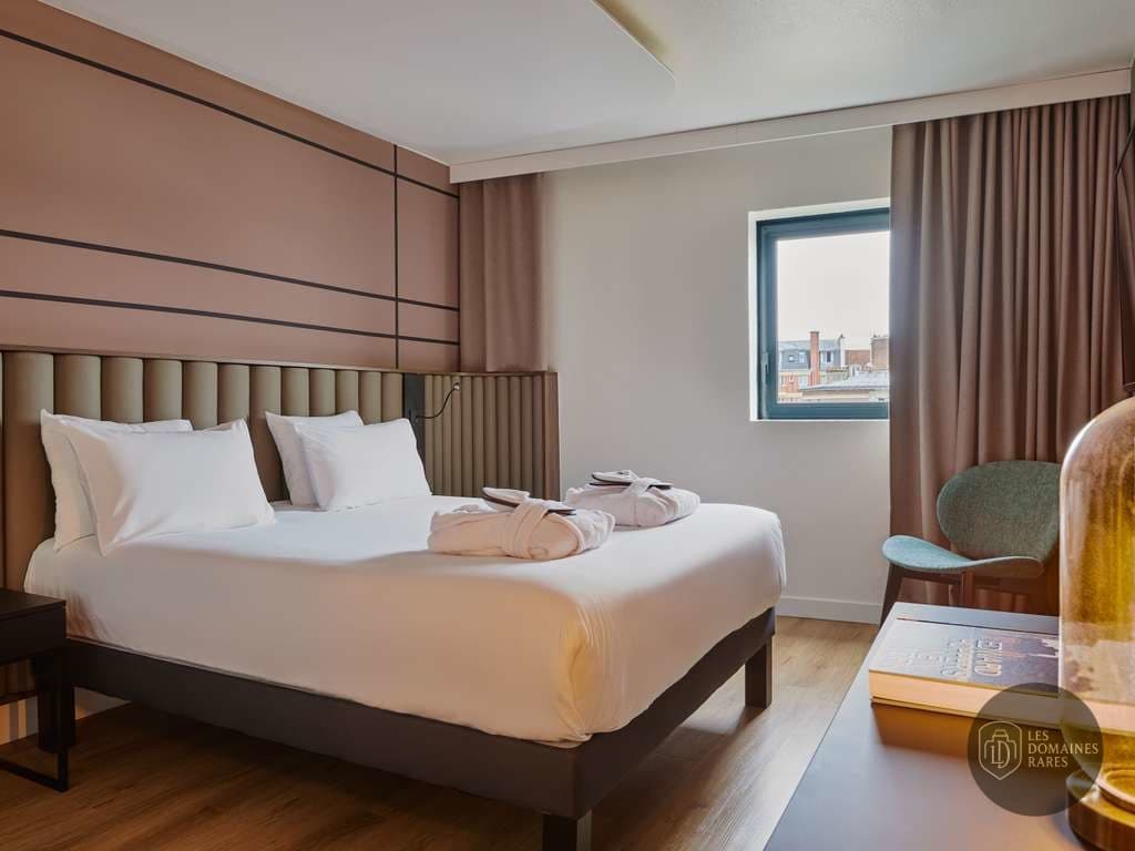 Chambre avec lit double et peignoirs