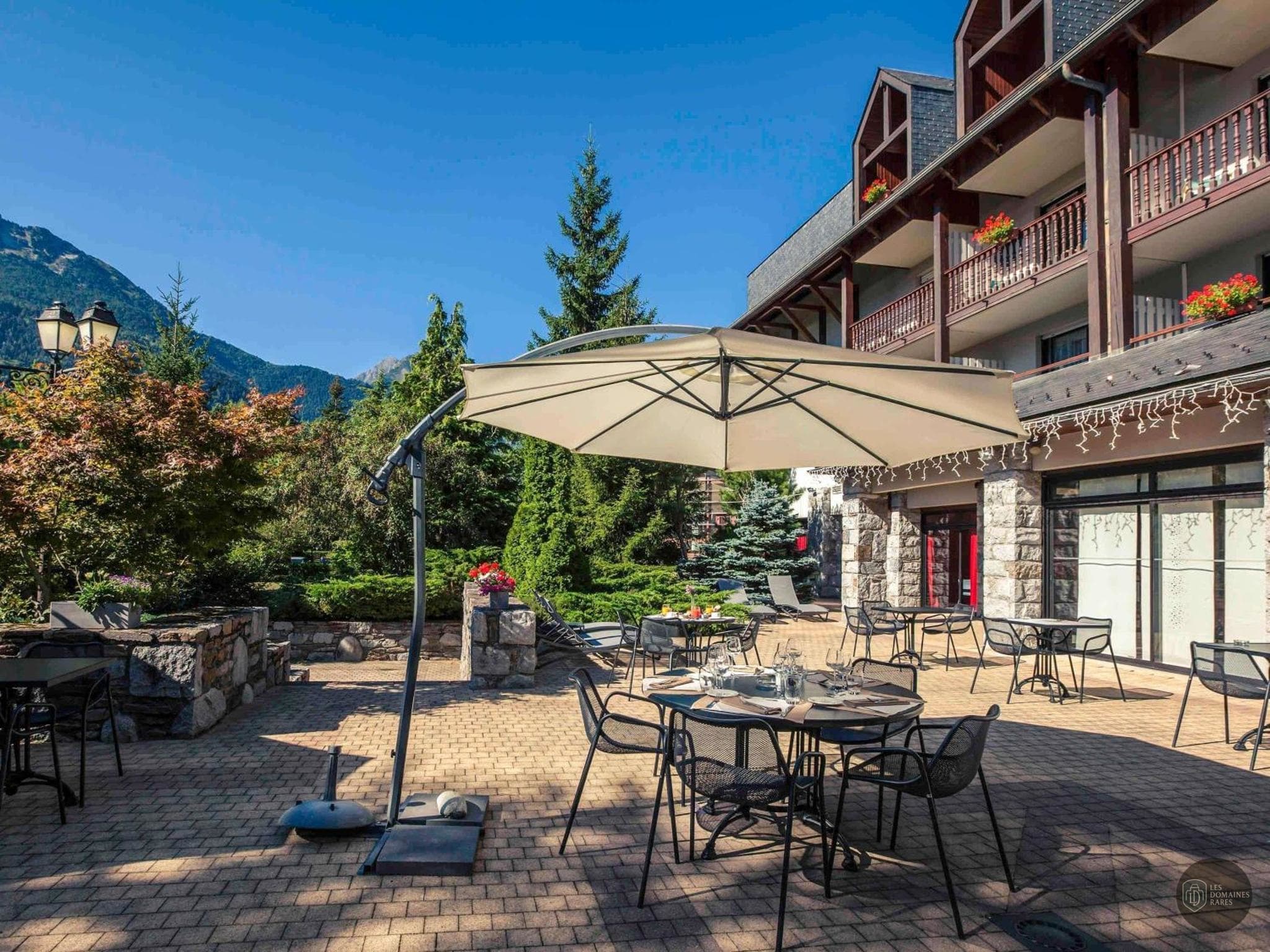 Vue extérieure de l'hôtel Mercure Saint-Lary en Occitanie