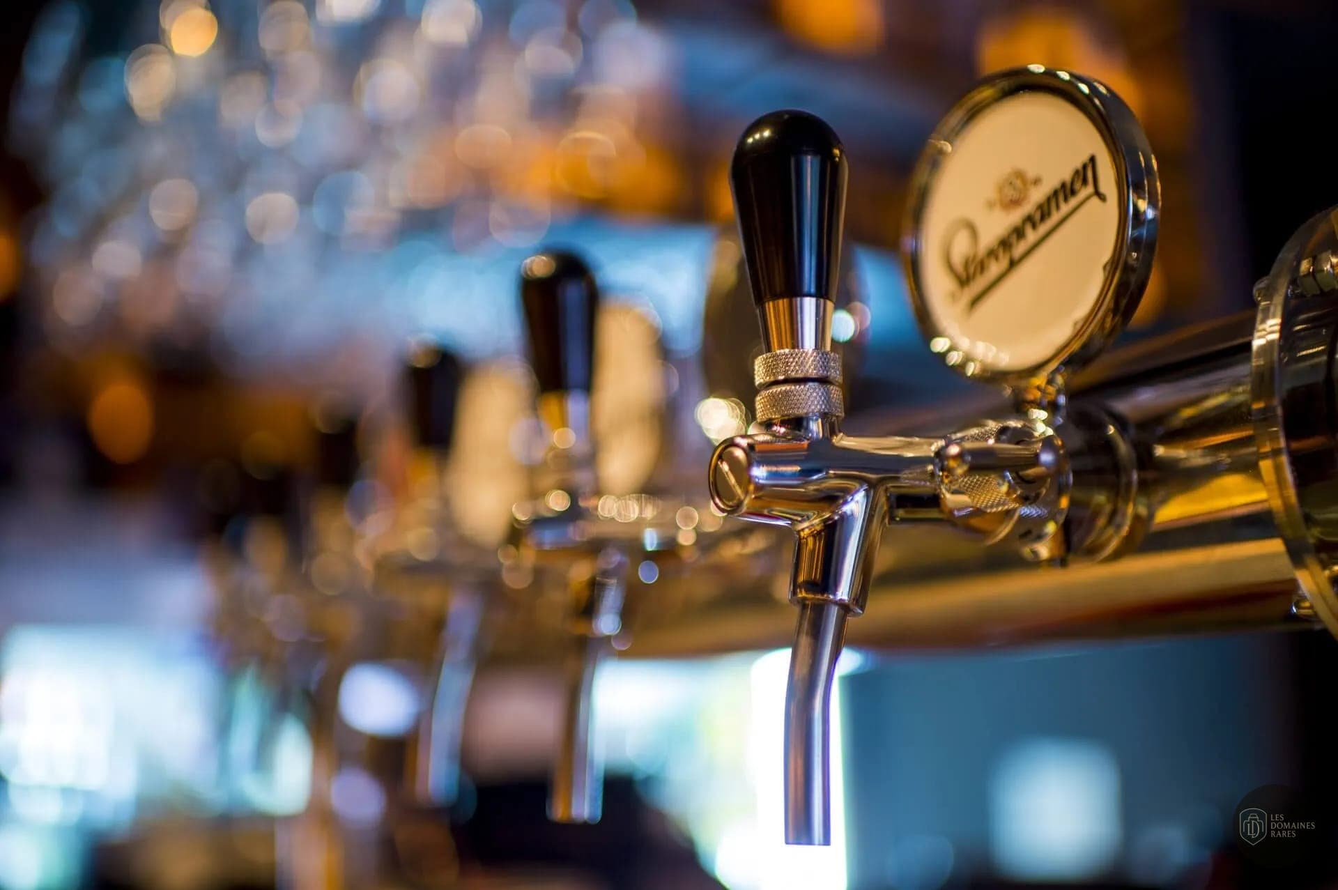 Pressions à bière au bar