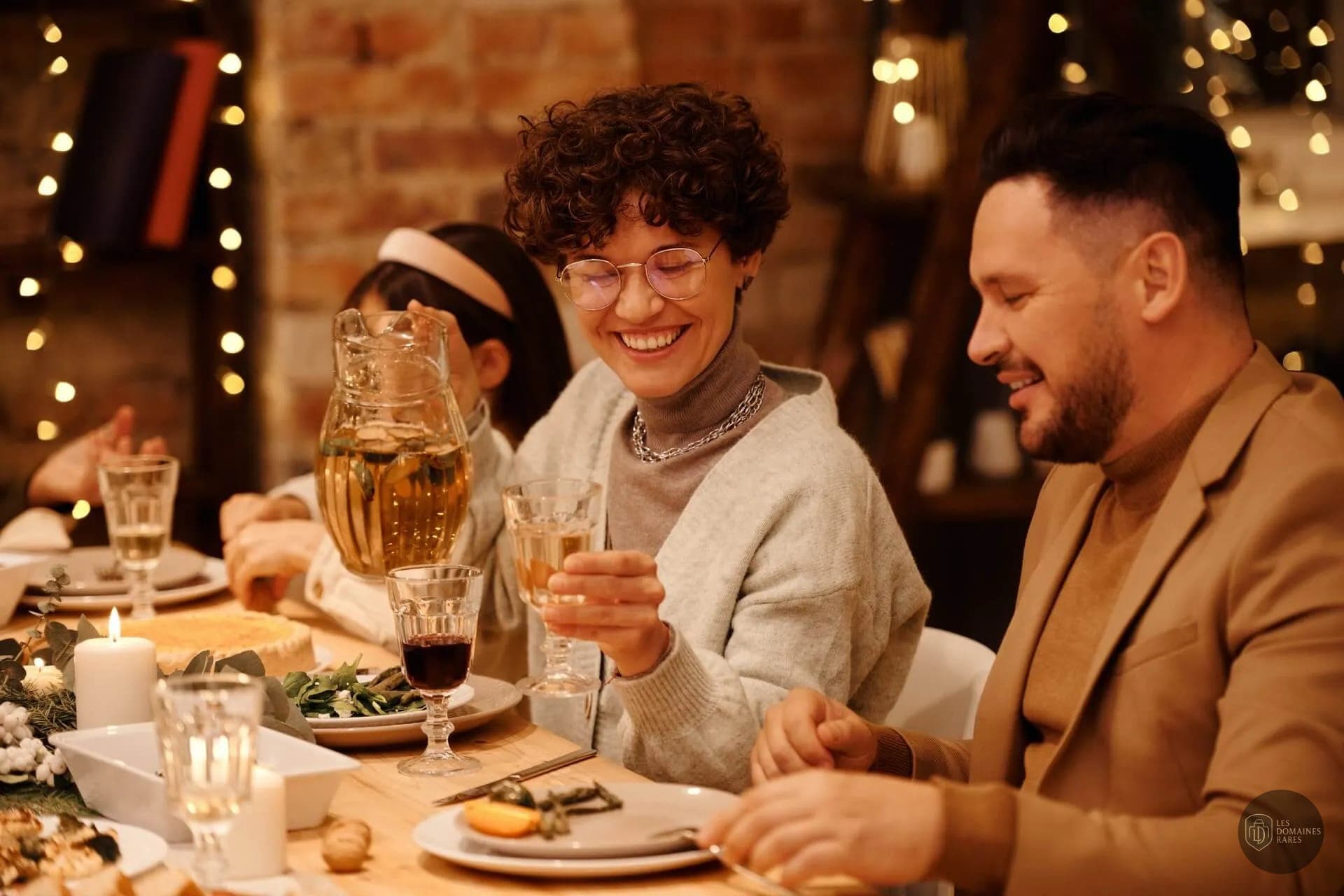 Personnes attablées, ambiance chaleureuse