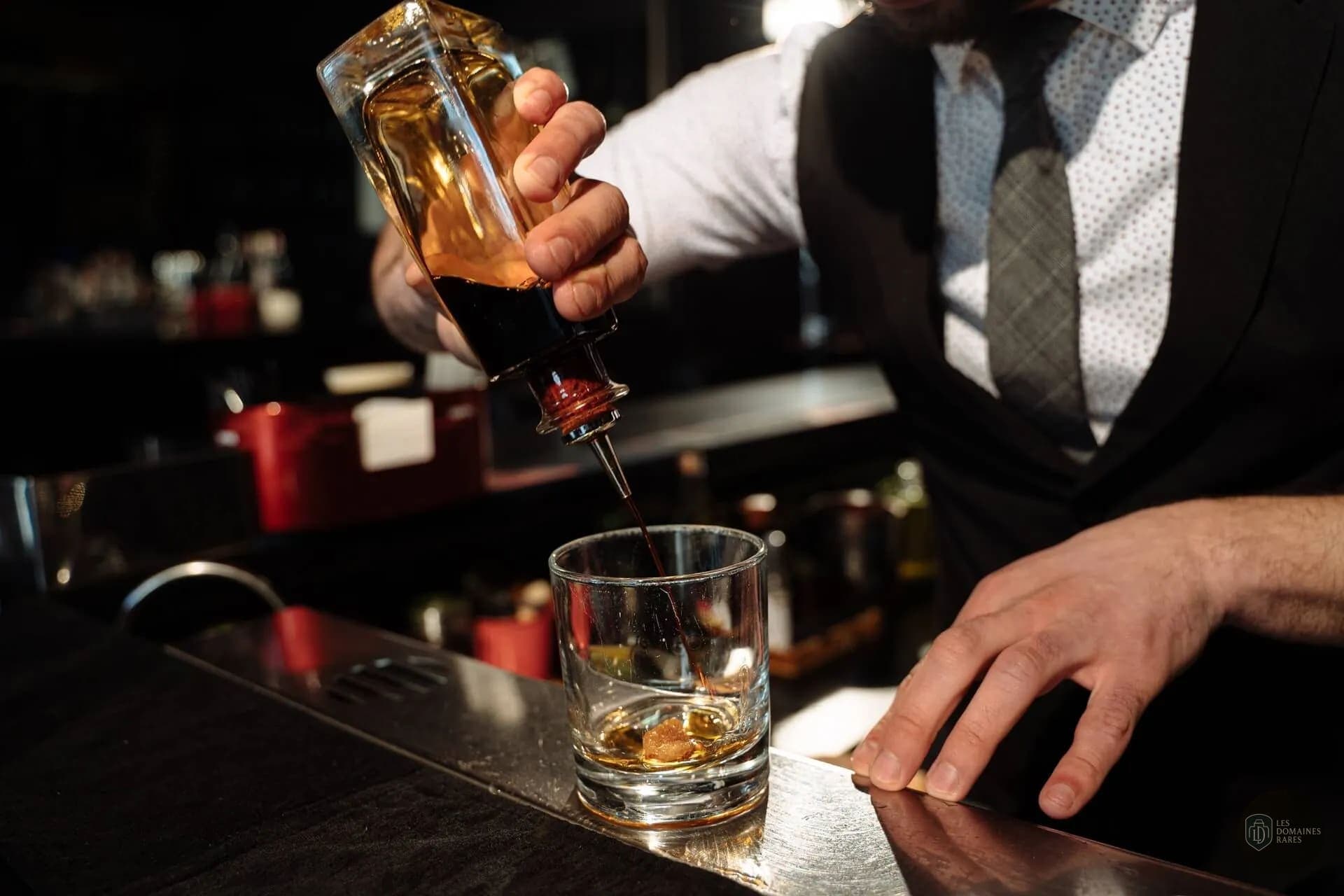 Barman préparant un cocktail