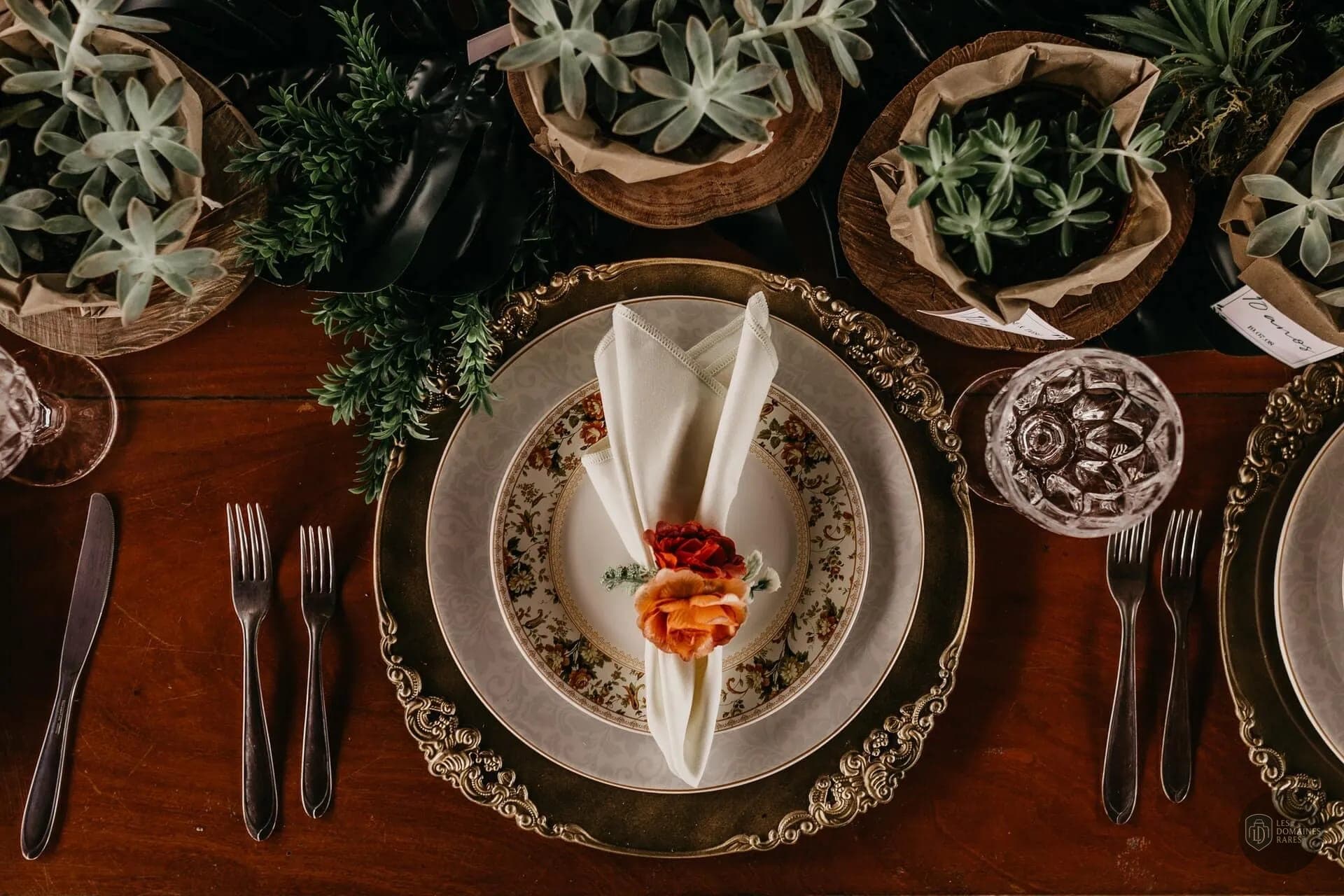 Table dressée, décoration florale