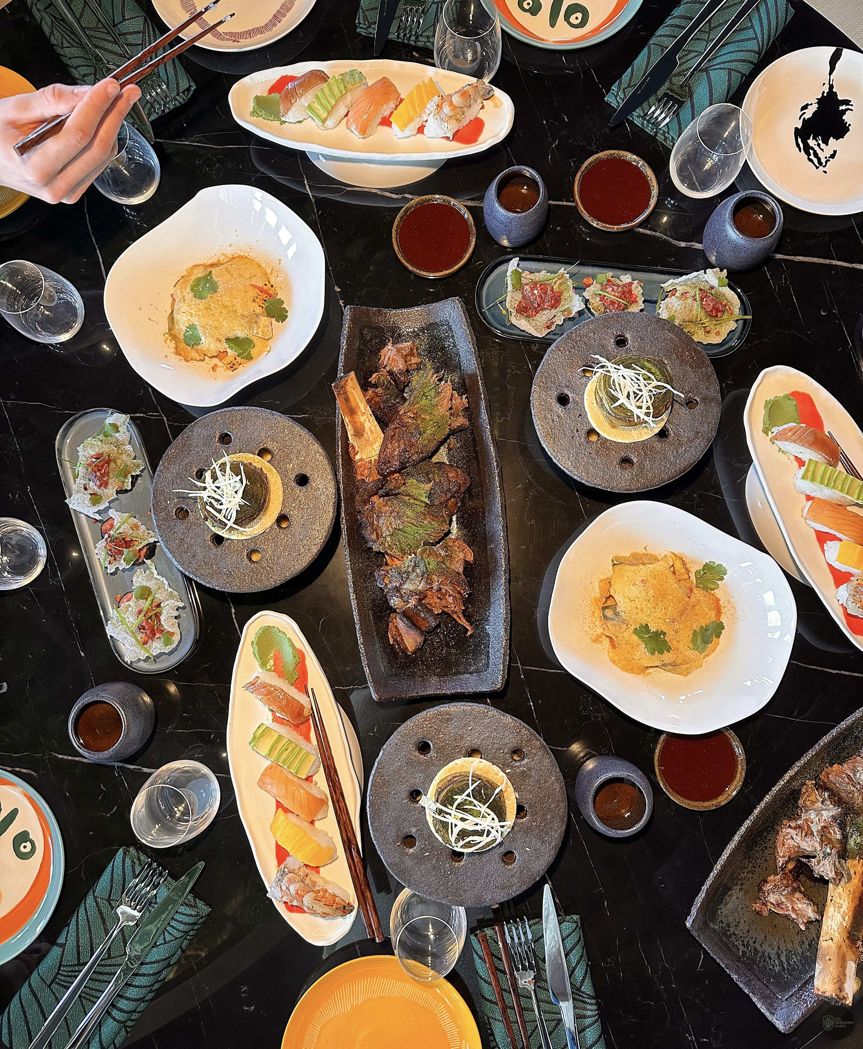 Table dressée avec plats gastronomiques