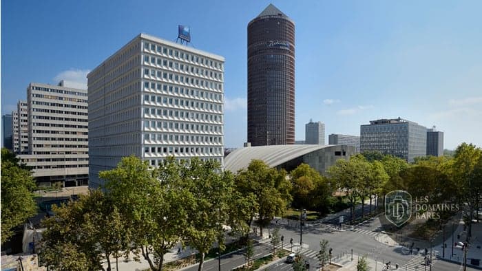 Vue urbaine avec immeubles de bureaux