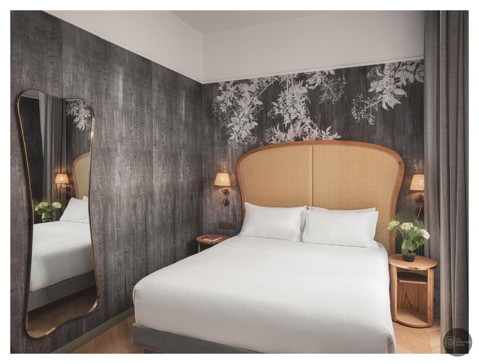 Chambre de l'hôtel Miss Fuller à Paris en Île-de-France - séminaire paris france coordonnées gps latitude : 48.87585