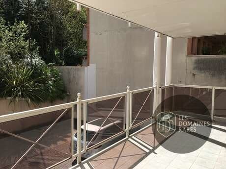 Balcon avec vue sur le parking
