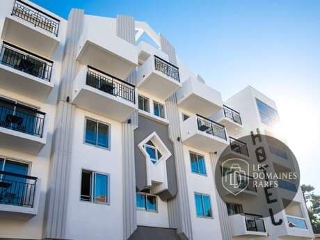 Façade d'hôtel moderne avec balcons