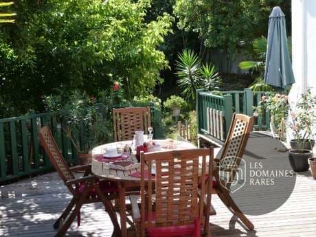 Terrasse extérieure avec table et chaises
