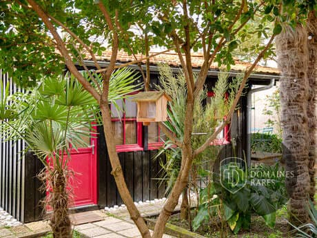 Petite cabane avec jardin arboré