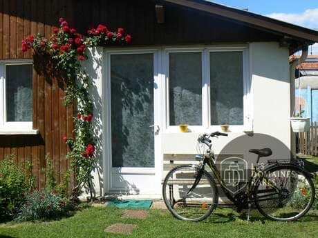 Petite maison avec vélo et rosiers