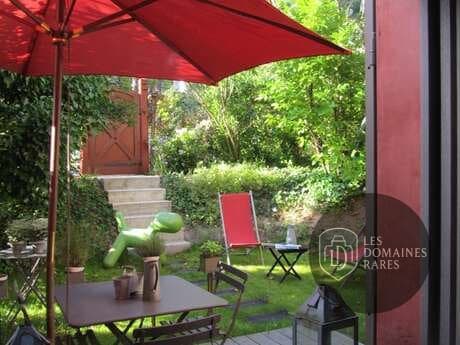 Terrasse ombragée avec mobilier de jardin