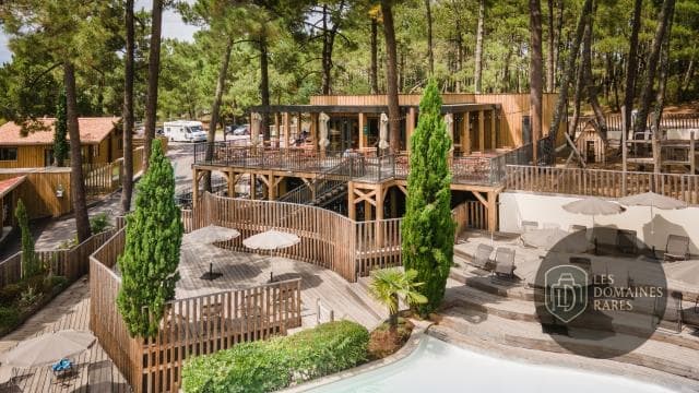 Vue aérienne d'un camping avec piscine