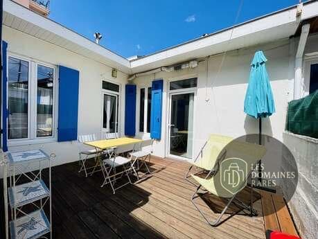 Terrasse extérieure avec chaises longues et table
