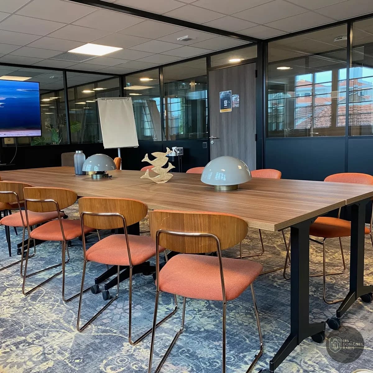 Salle de réunion avec grande table
