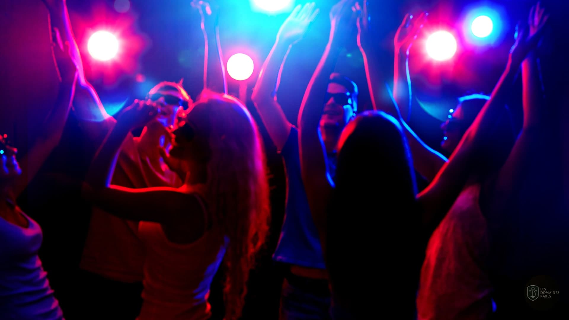 Personnes dansant avec jeux de lumière