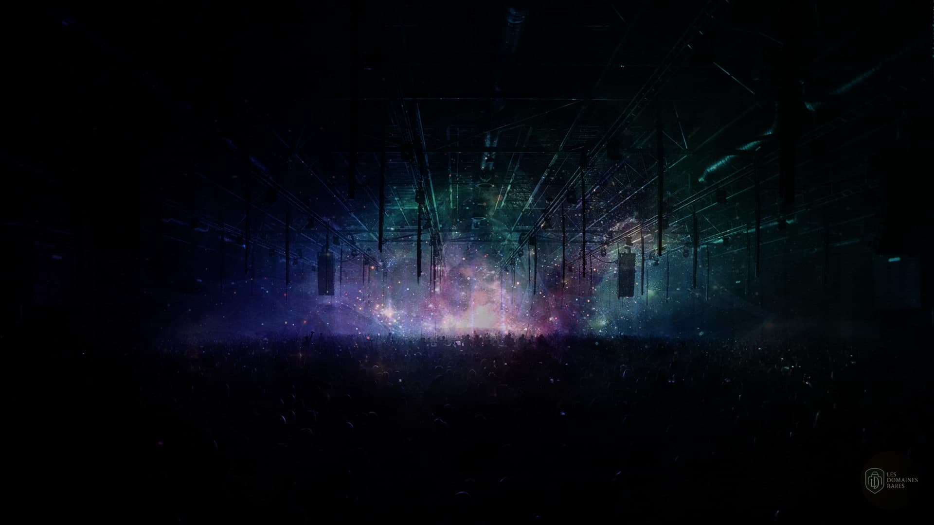 Grande salle sombre avec foule et lumières