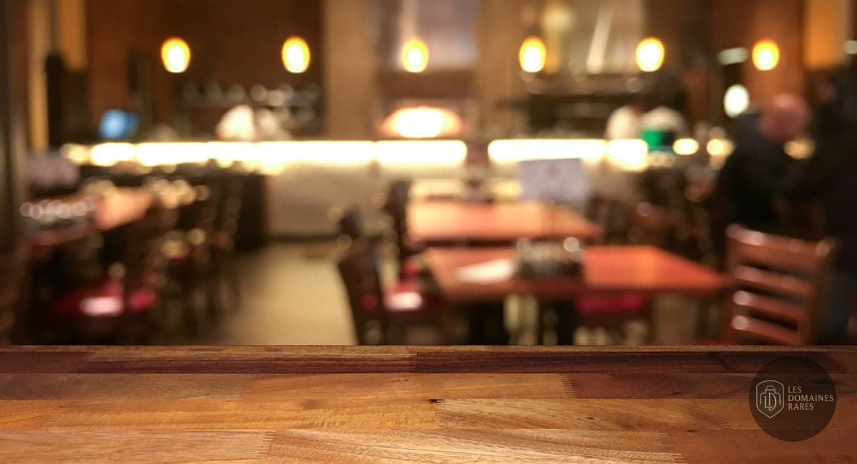 Intérieur du restaurant avec tables et chaises