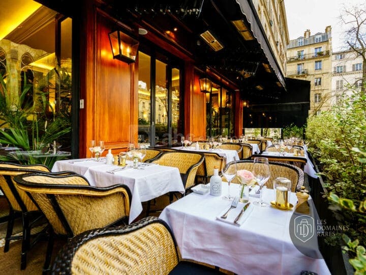 Terrasse de restaurant avec tables dressées