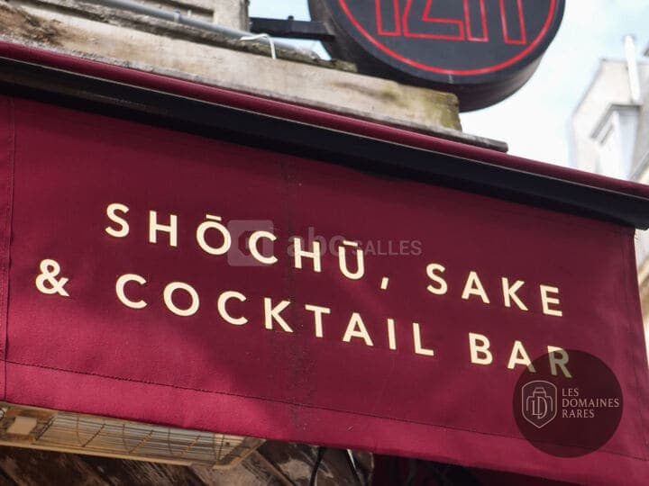 Auvent avec inscription "Shōchū, Sake & Cocktail Bar"